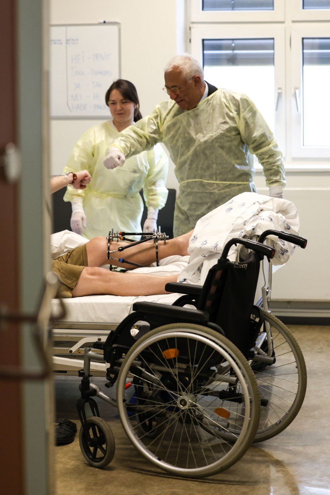 Президент Евросовета встретился с раненым украинским бойцом в больнице Осло. Фото