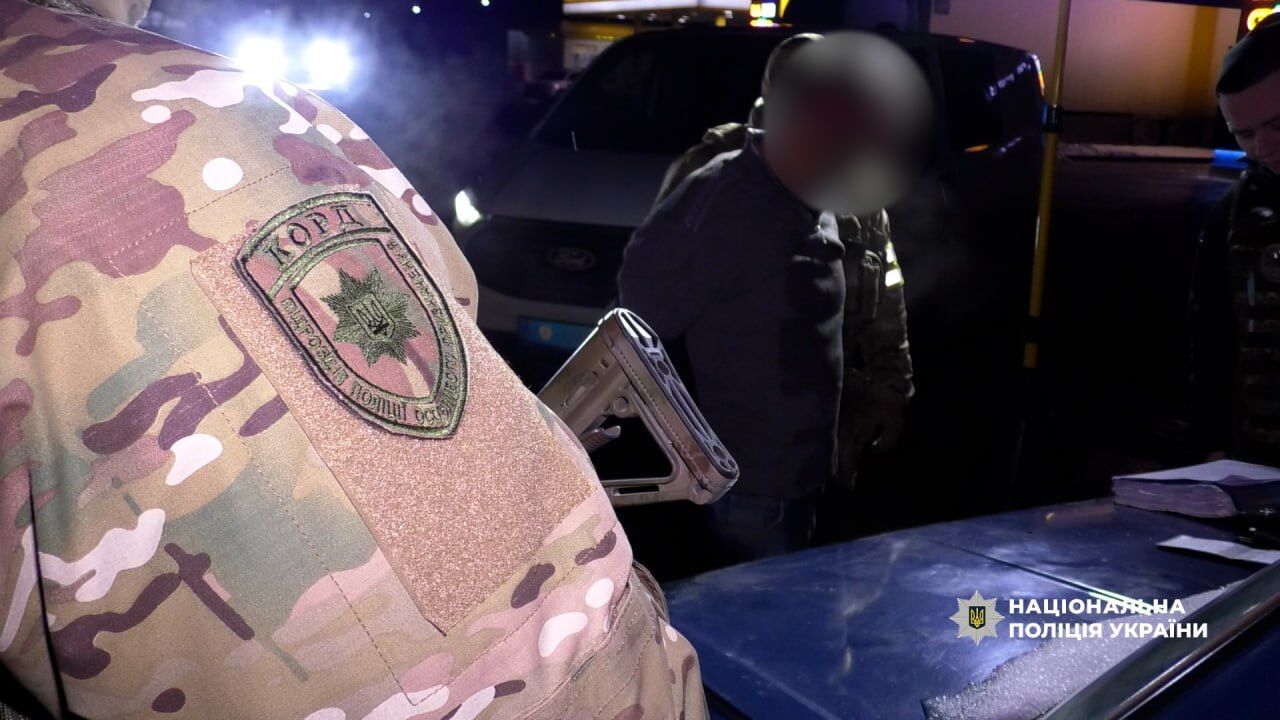 У Чернівецькій області чоловік кинув гранату в поліцейський автомобіль, є поранені: зловмисника затримали. Фото і відео