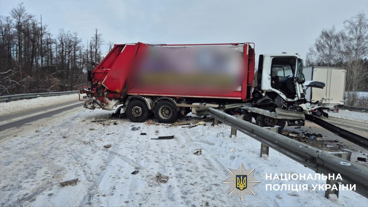На Київщині сміттєвоз та вантажівка після зіткнення протаранили відбійник: є постраждала. Фото та відео