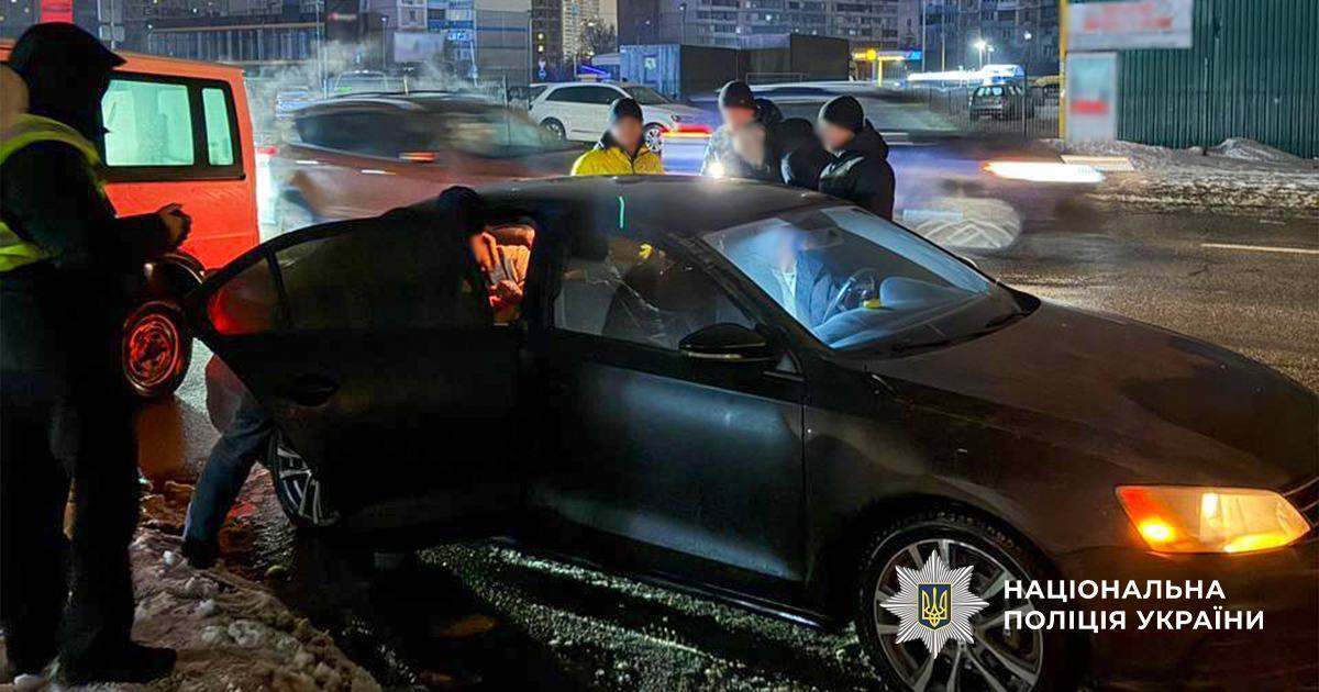 Предлагал уклонистам выехать из Украины в составе футбольной команды: в Киеве задержали организатора схемы. Фото