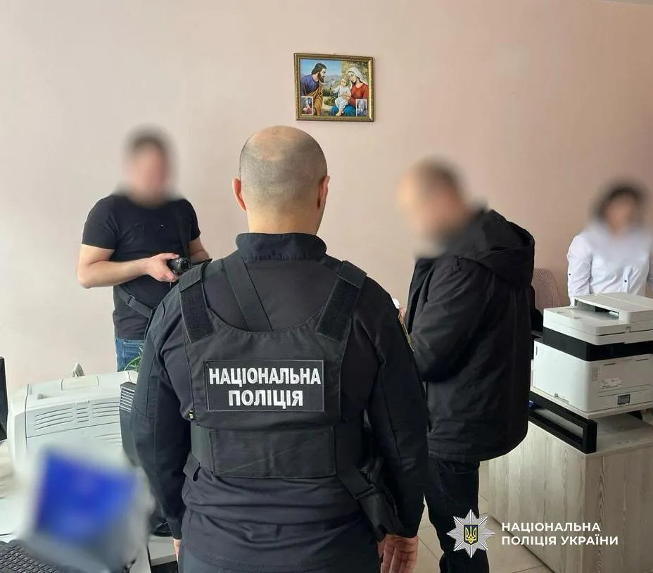 Продавали за границу для усыновления: в Одессе разоблачили группировку "торговцев" украинскими детьми. Фото и видео