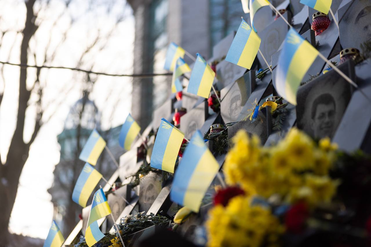 "Украинцы всегда защищают свое": Зеленский почтил память Героев Небесной Сотни. Фото