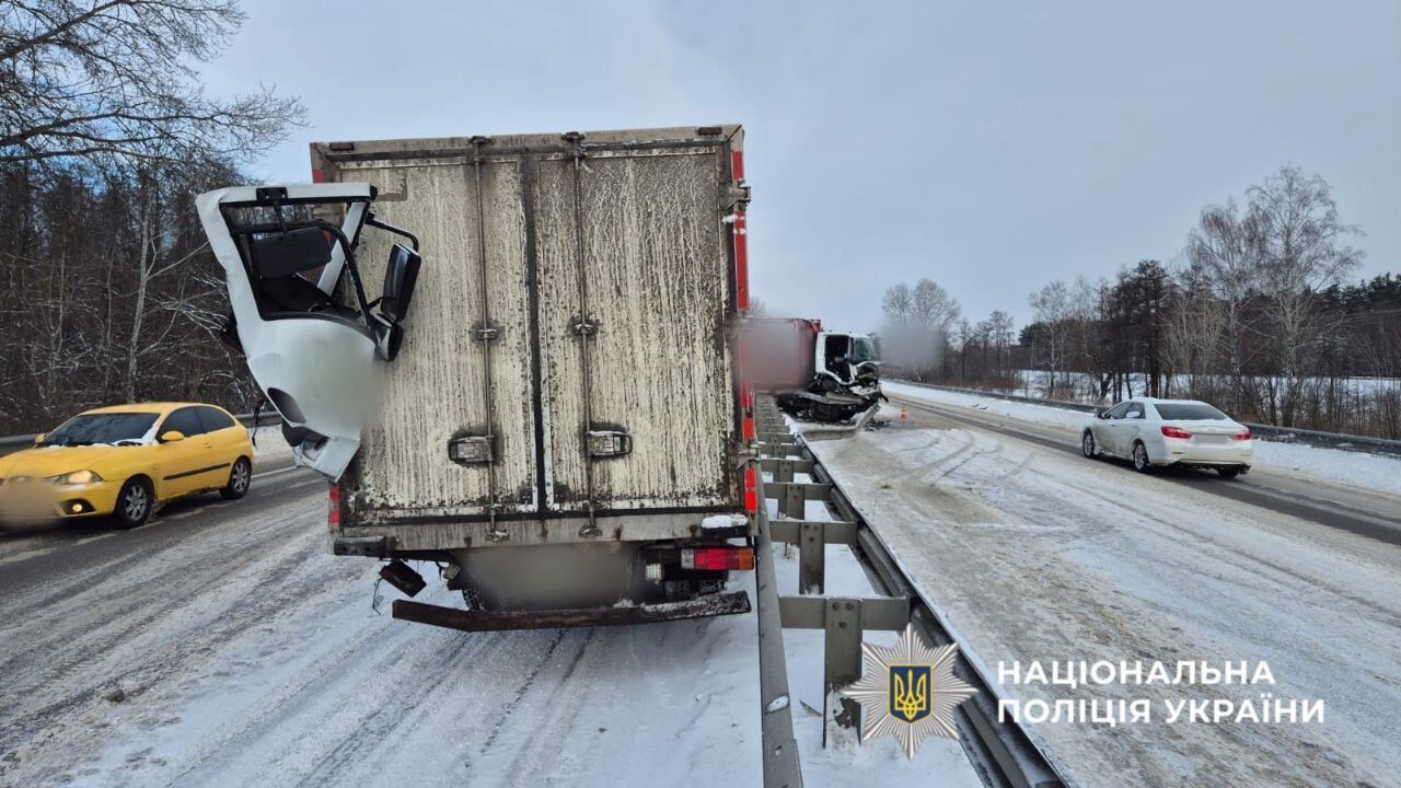 На Київщині сміттєвоз та вантажівка після зіткнення протаранили відбійник: є постраждала. Фото та відео