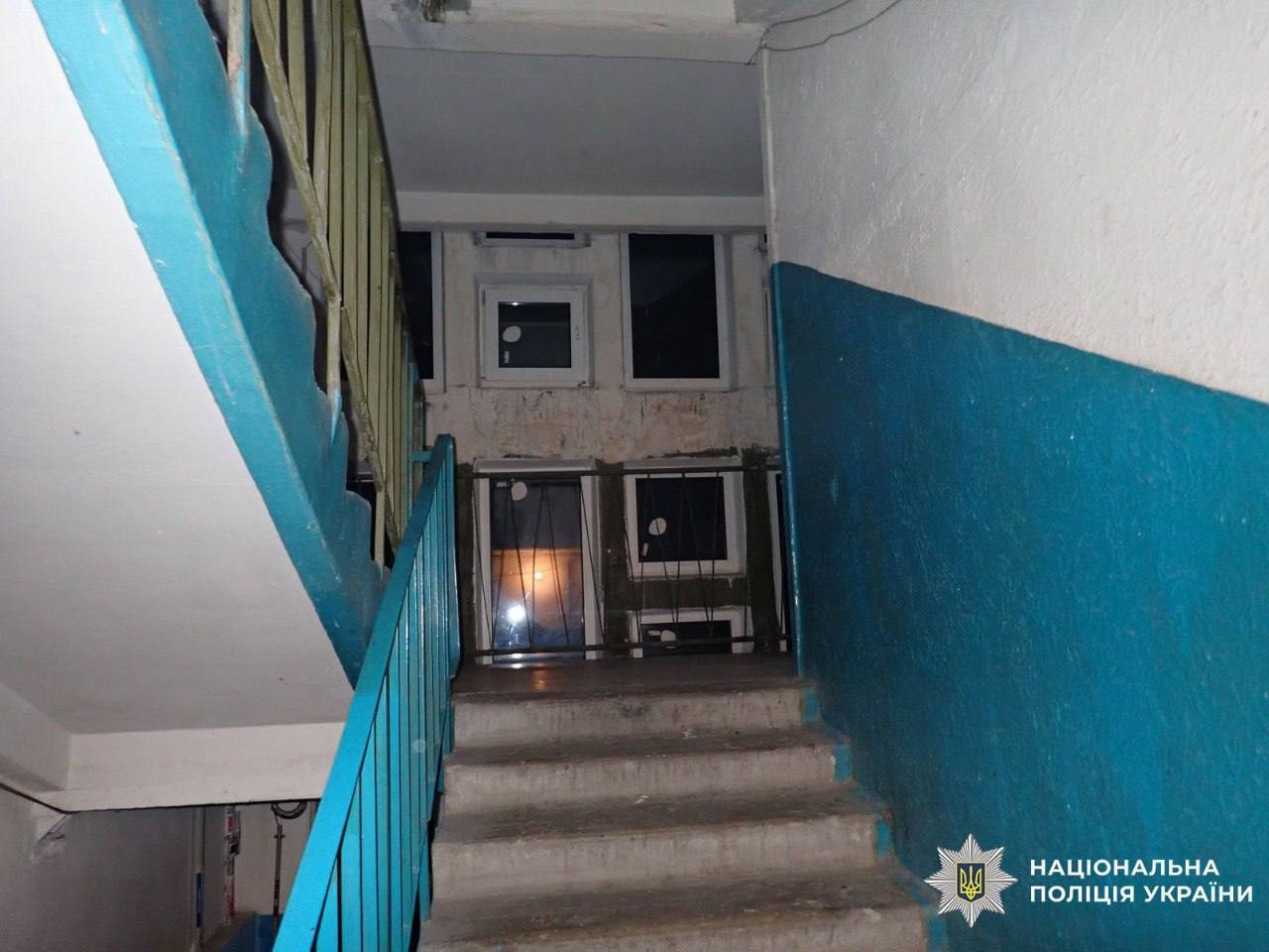 В Киеве мужчина ударил прохожего ножом в шею, а затем порезал лицо женщине. Подробности и фото