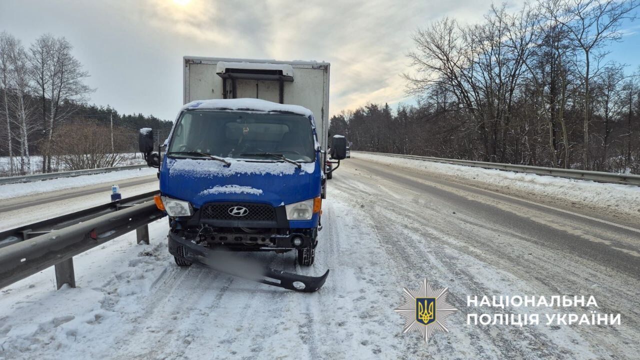 На Київщині сміттєвоз та вантажівка після зіткнення протаранили відбійник: є постраждала. Фото та відео