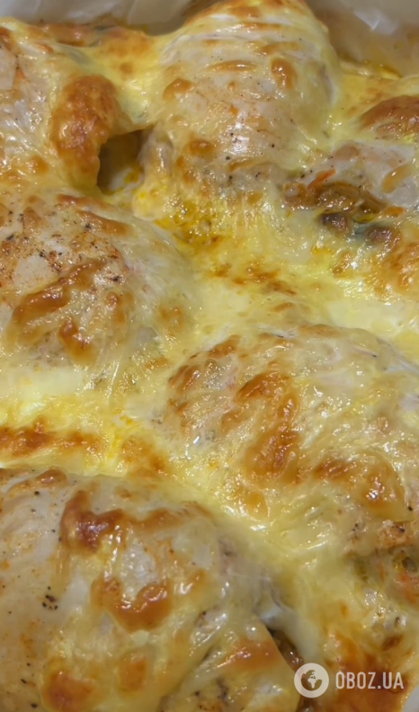 Соковиті курячі рулетики з грибною начинкою: як приготувати