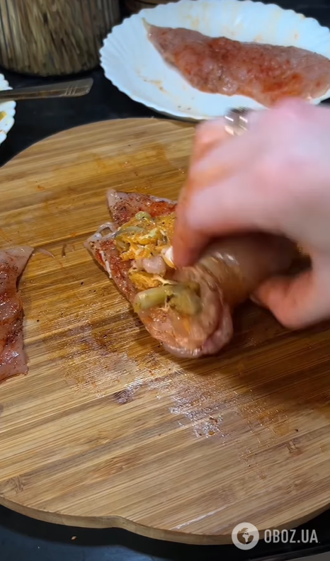 Соковиті курячі рулетики з грибною начинкою: як приготувати