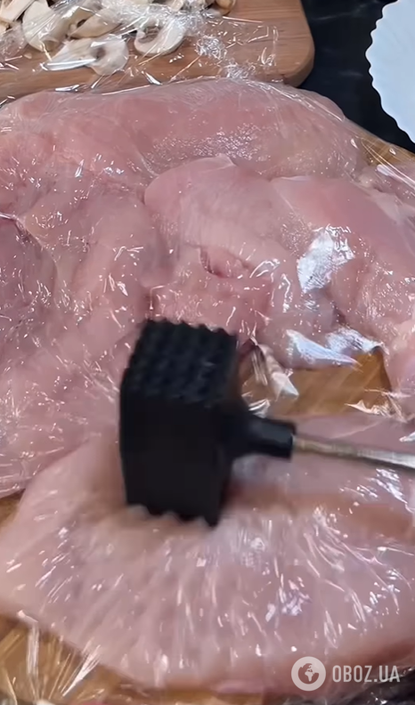 Соковиті курячі рулетики з грибною начинкою: як приготувати