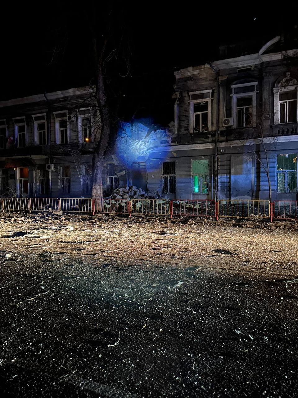 Россия направила на Одессу группы БпЛА: повреждены жилые дома. Фото