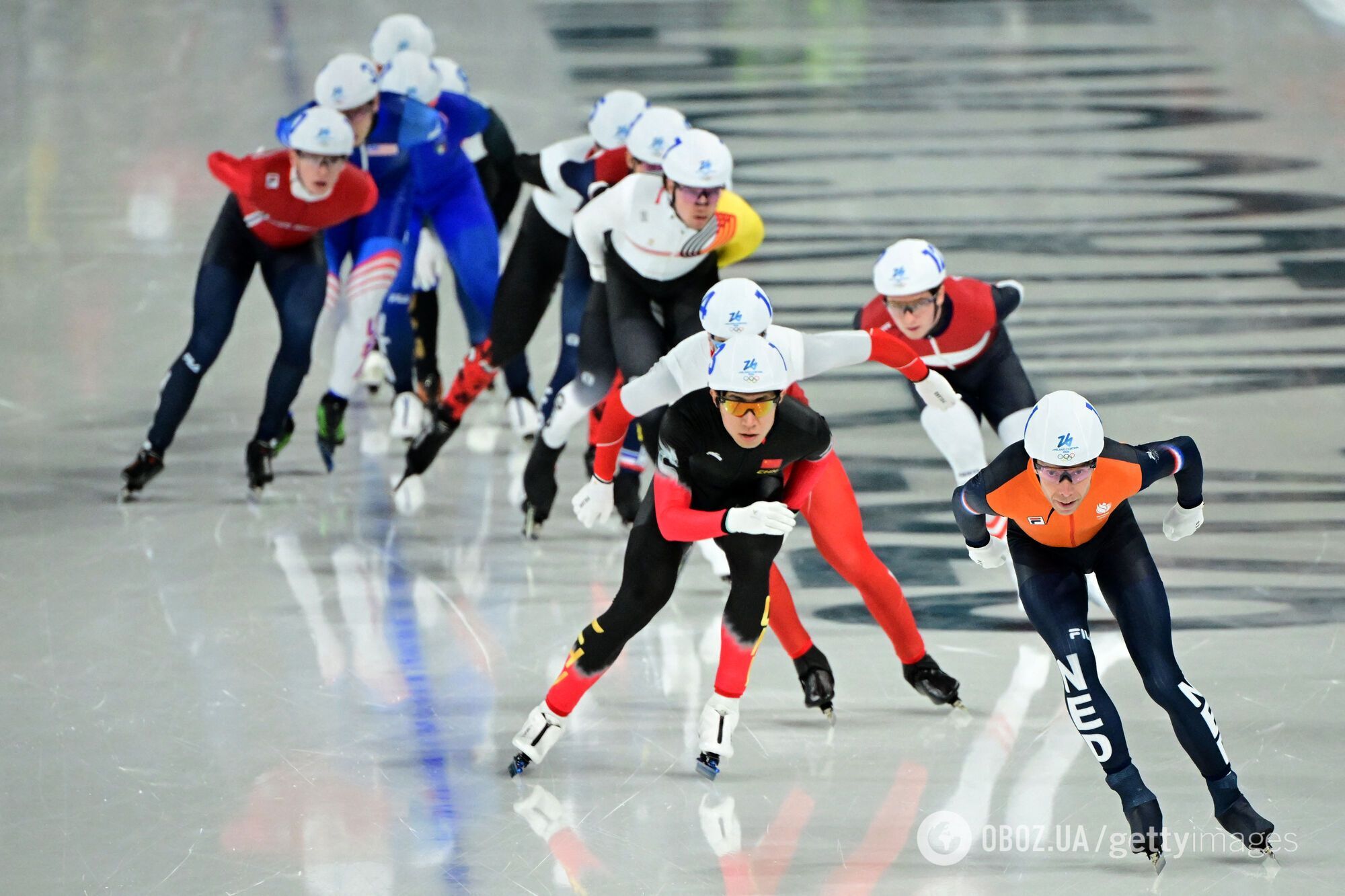 На ОІ-2026 ковзанярі відпустили суперника-"дідуся" на старті й не змогли потім наздогнати. Той виграв "золото". Відео