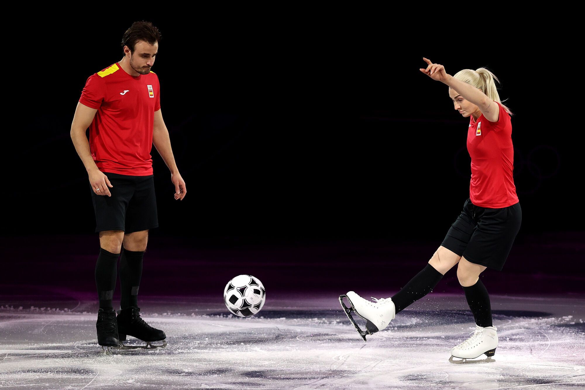 Фігуристи на гала-вечорі Олімпіади-2026 принесли м'яч на лід і стали "грати у футбол". Відео