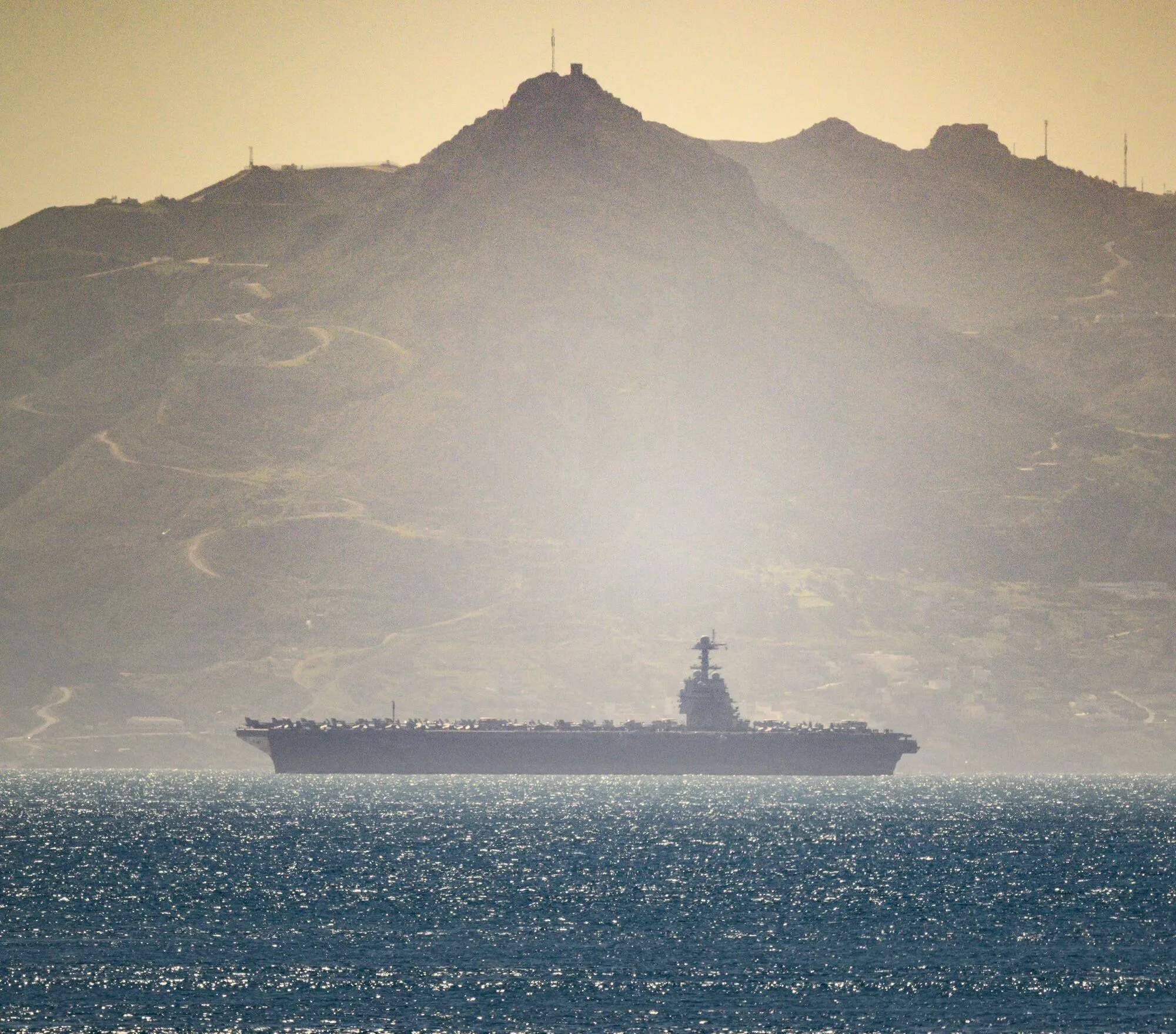 США перегоняют на Ближний Восток самый большой в мире авианосец для операции против Ирана – WP