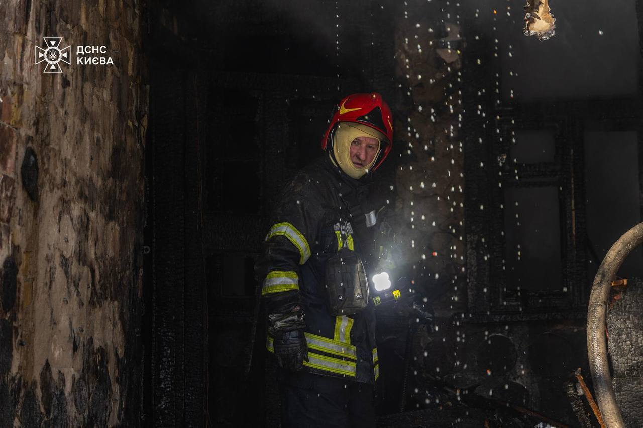 В Киеве пожар в частном доме унес жизни двух человек. Фото с места