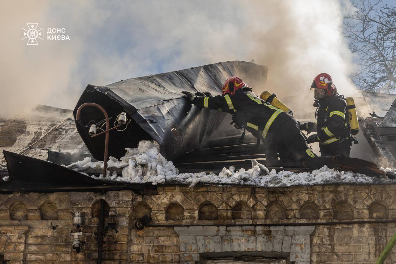 В Киеве пожар в частном доме унес жизни двух человек. Фото с места