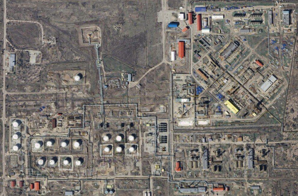 В российском Нефтегорске дроны атаковали газоперерабатывающий завод: разгорелся пожар. Видео