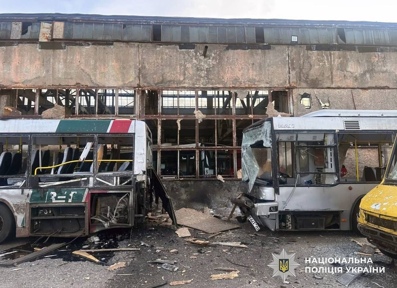 Оккупанты сбросили взрывчатку на маршрутку в Херсоне: есть раненые