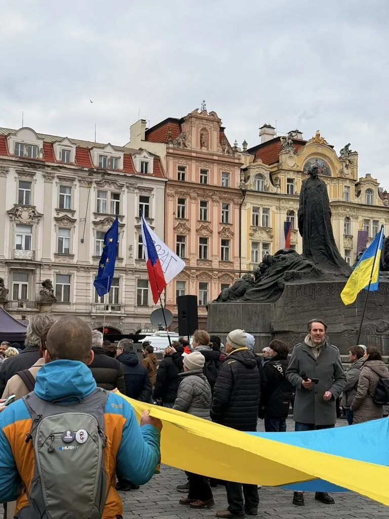 "Война нас беспокоит": в Праге прошел митинг в поддержку Украины. Фото и видео