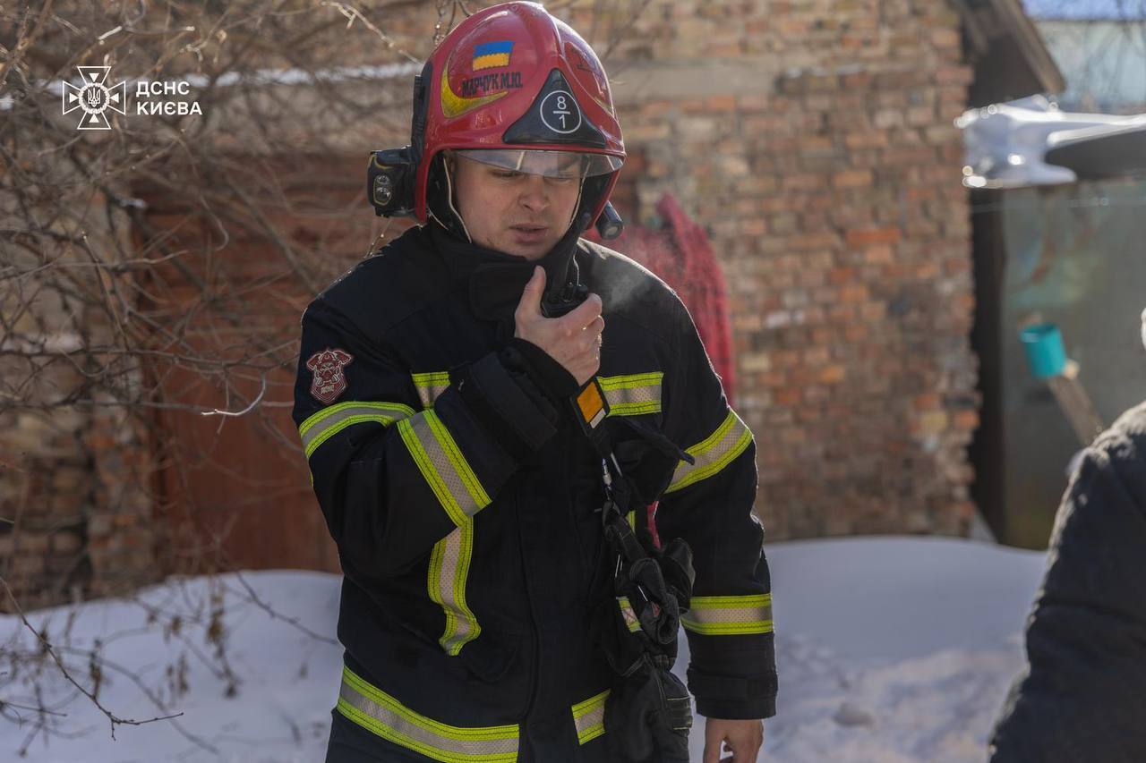В Киеве пожар в частном доме унес жизни двух человек. Фото с места