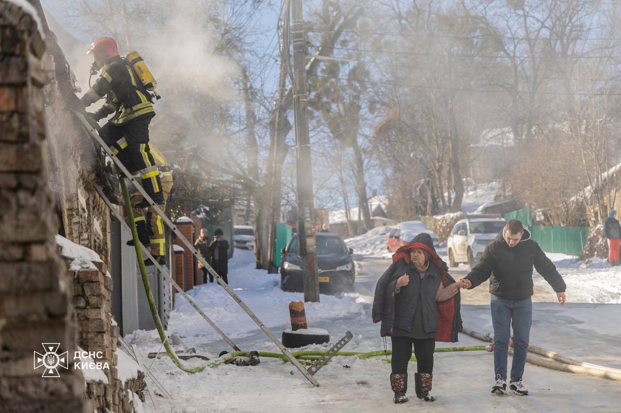 В Киеве пожар в частном доме унес жизни двух человек. Фото с места