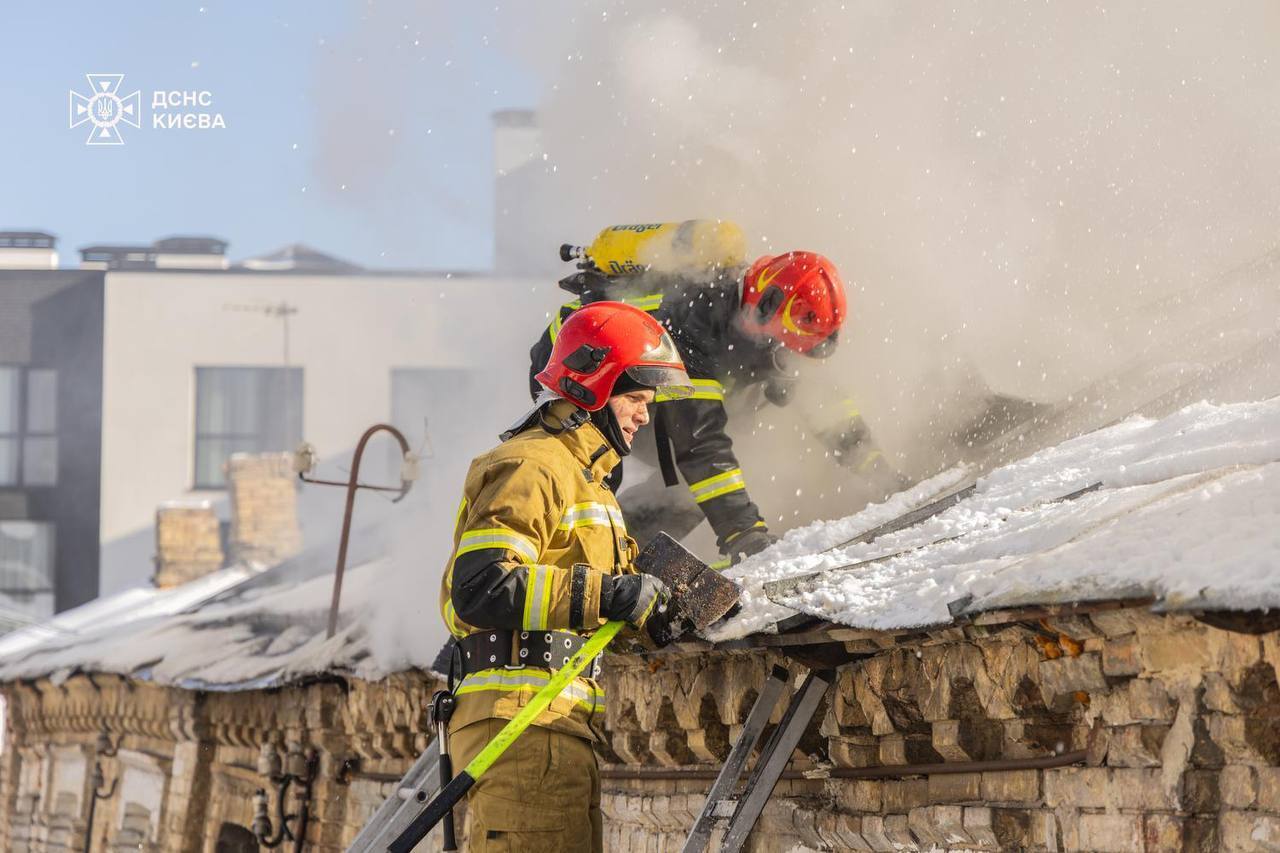 В Киеве пожар в частном доме унес жизни двух человек. Фото с места
