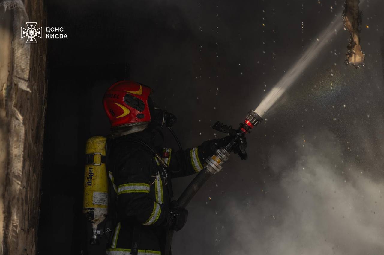 В Киеве пожар в частном доме унес жизни двух человек. Фото с места