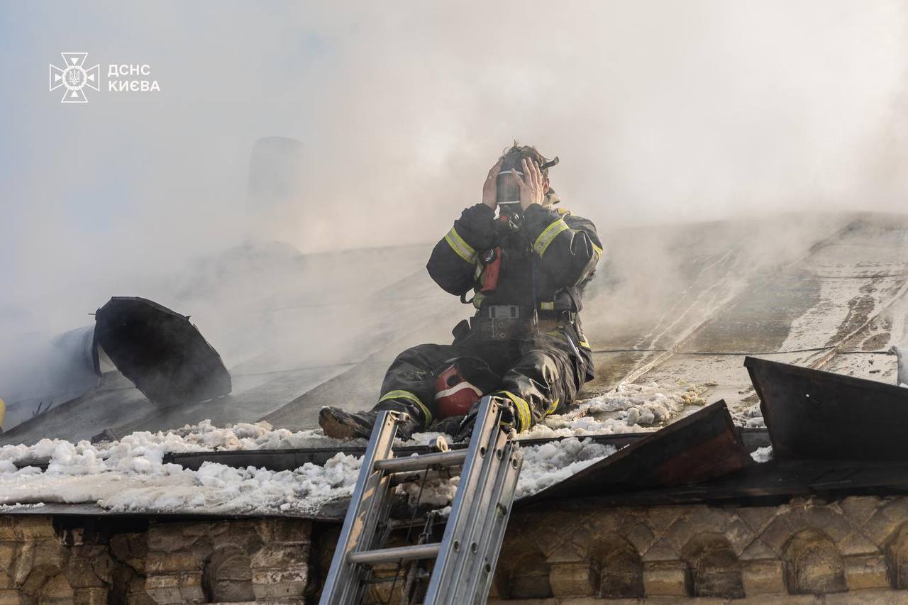 В Киеве пожар в частном доме унес жизни двух человек. Фото с места