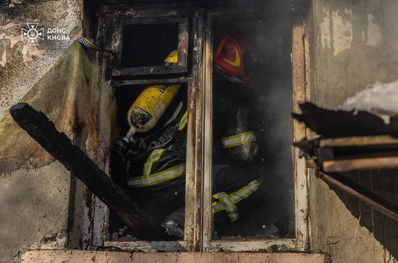В Киеве пожар в частном доме унес жизни двух человек. Фото с места