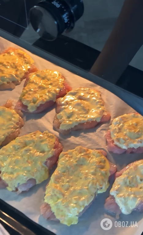 Сочное куриное филе под овощной шубой: как вкусно приготовить мясо