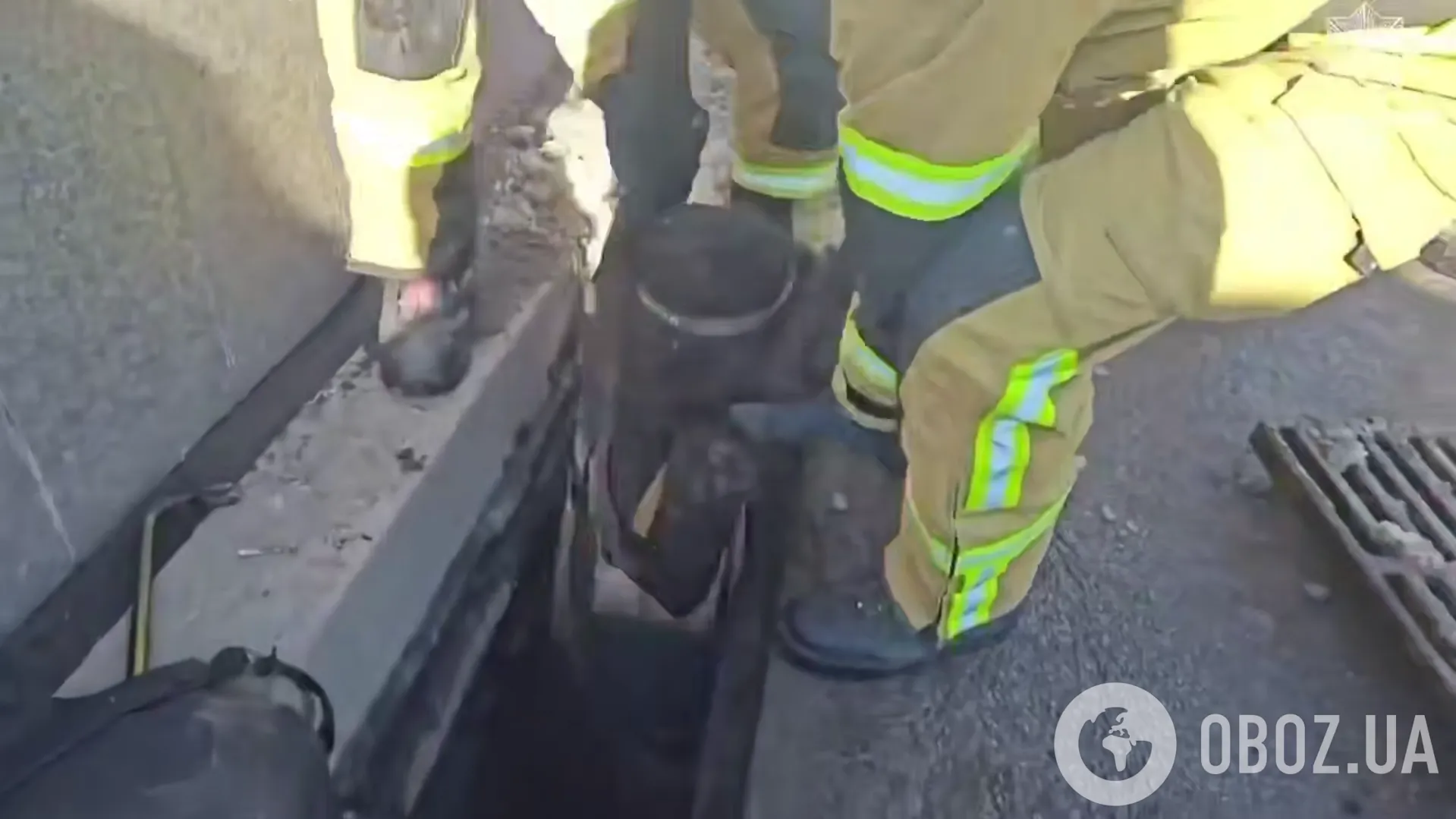 В Киеве двое подростков залезли в подземную реку и не смогли вернуться: подробности спасательной операции. Видео