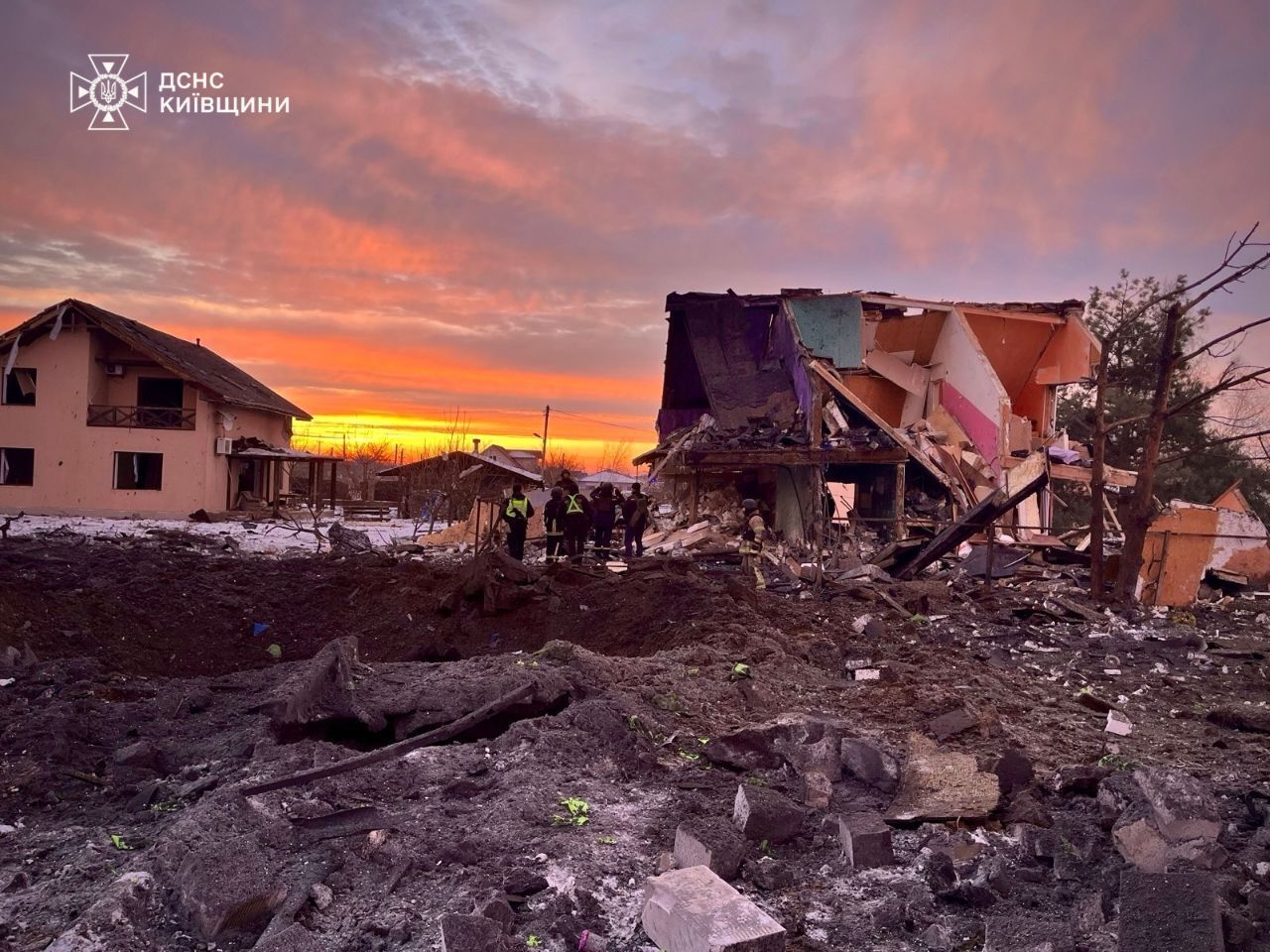 Росія атакувала Київщину ракетами й дронами: є загиблий і постраждалі, з-під завалів врятовано вісьмох людей. Фото