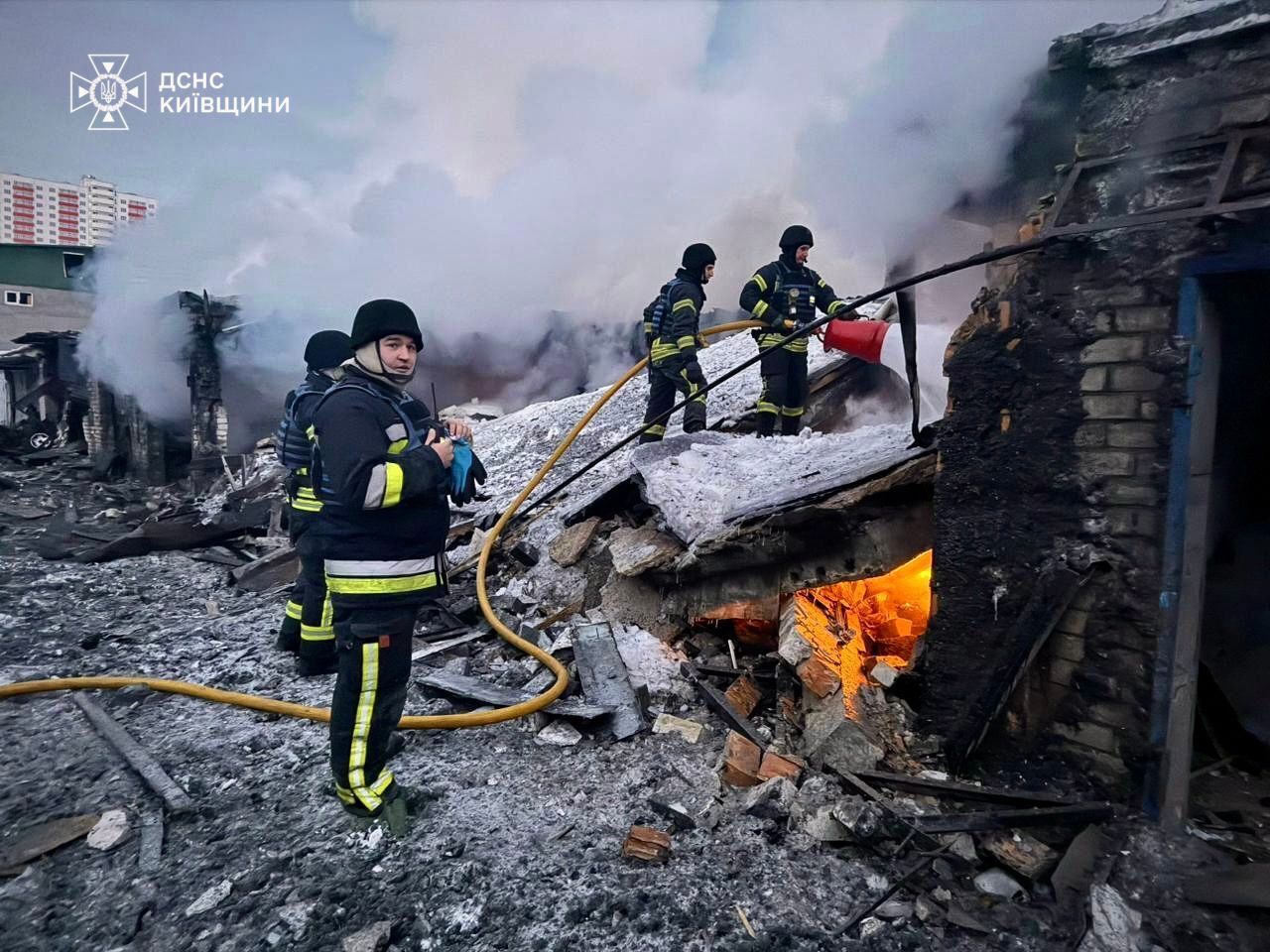 Росія атакувала Київщину ракетами й дронами: є загиблий і постраждалі, з-під завалів врятовано вісьмох людей. Фото