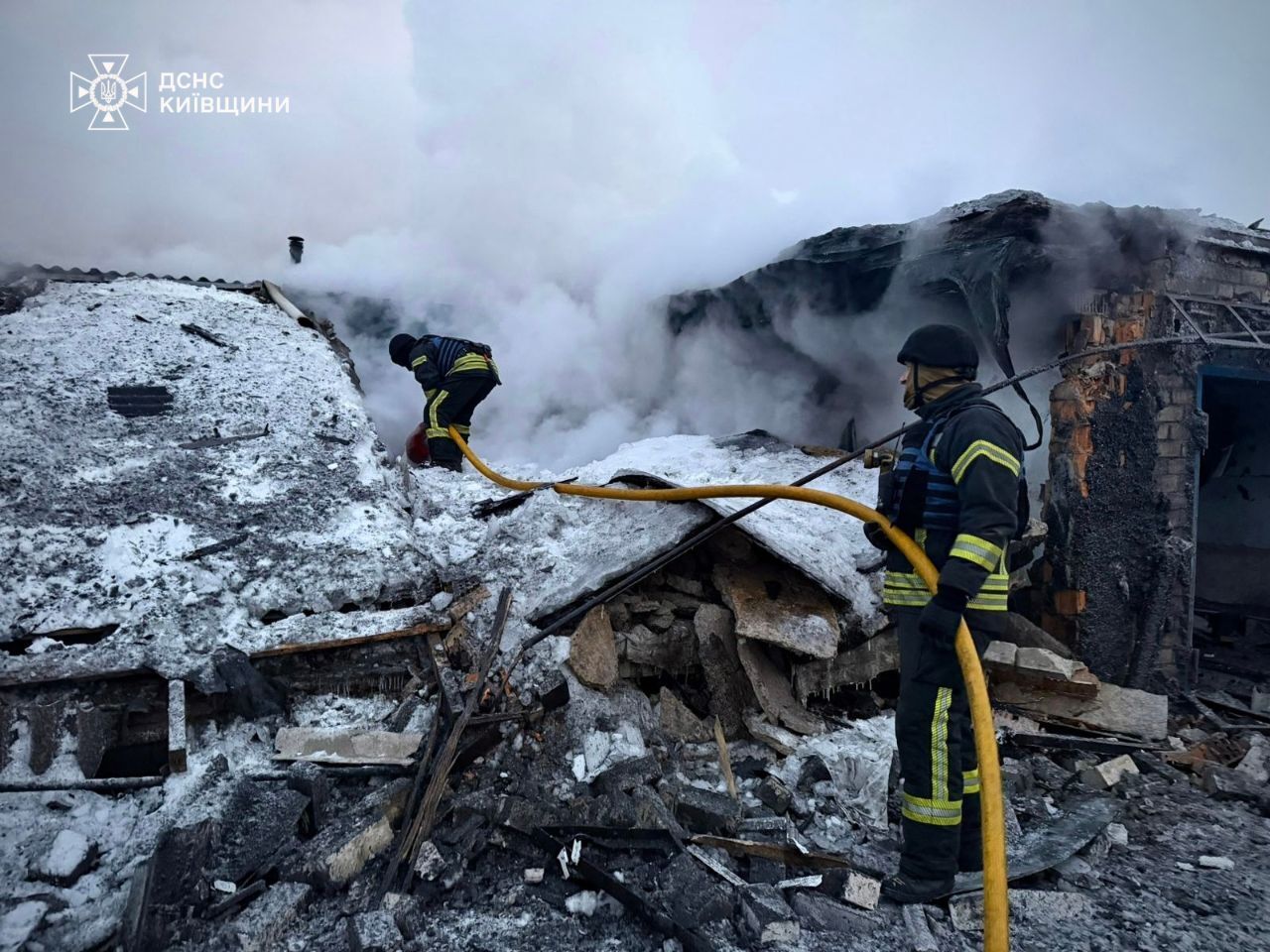 Росія атакувала Київщину ракетами й дронами: є загиблий і постраждалі, з-під завалів врятовано вісьмох людей. Фото