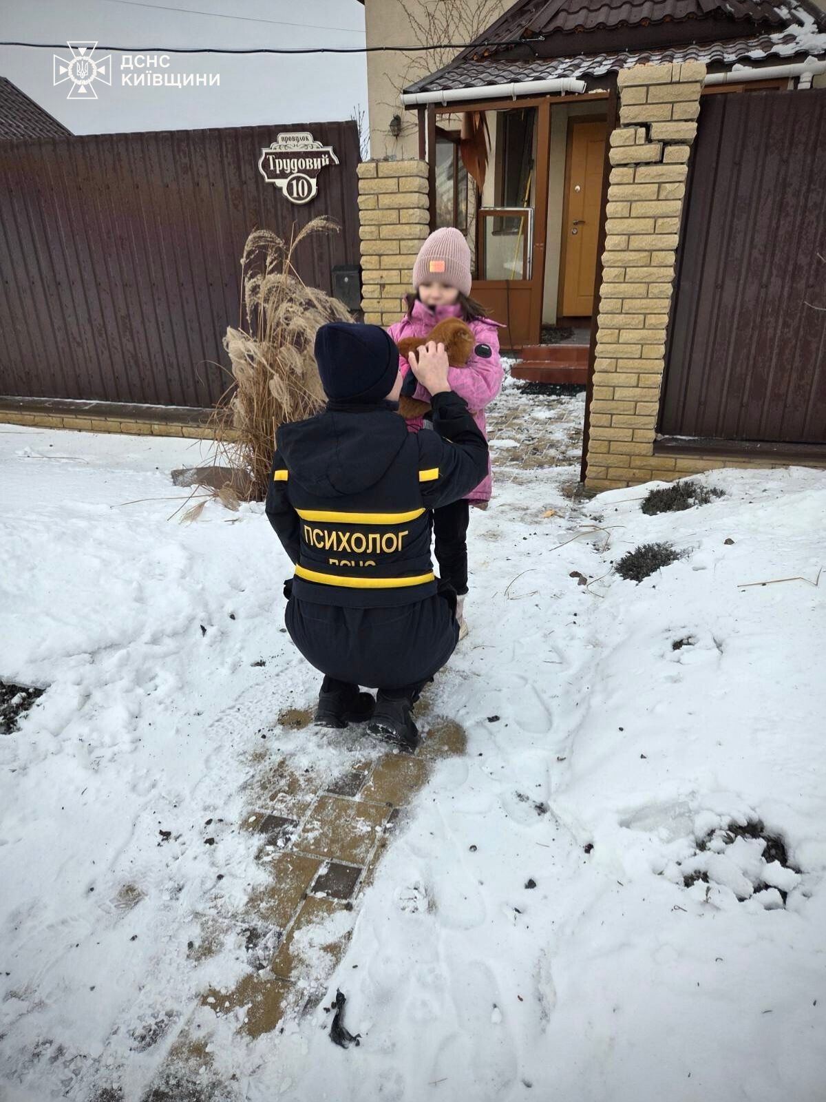 Росія атакувала Київщину ракетами й дронами: є загиблий і постраждалі, з-під завалів врятовано вісьмох людей. Фото