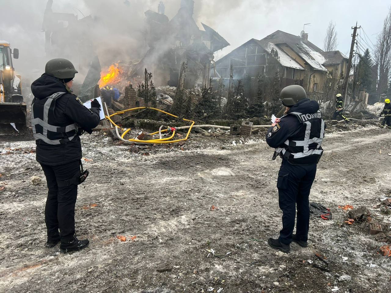 Росія атакувала Київщину ракетами й дронами: є загиблий і постраждалі, з-під завалів врятовано вісьмох людей. Фото