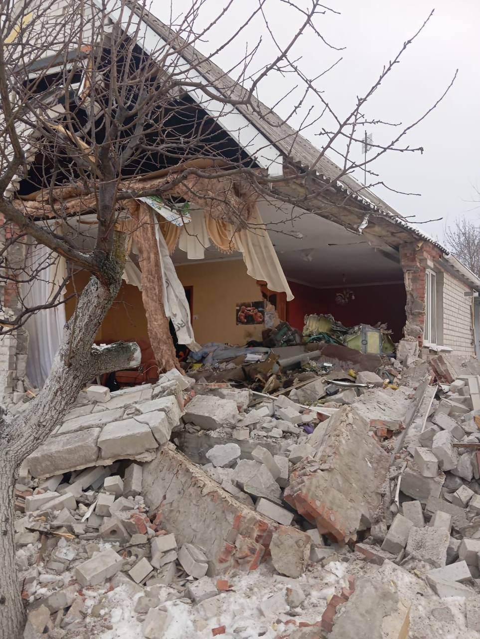 Росія атакувала Київщину ракетами й дронами: є загиблий і постраждалі, з-під завалів врятовано вісьмох людей. Фото