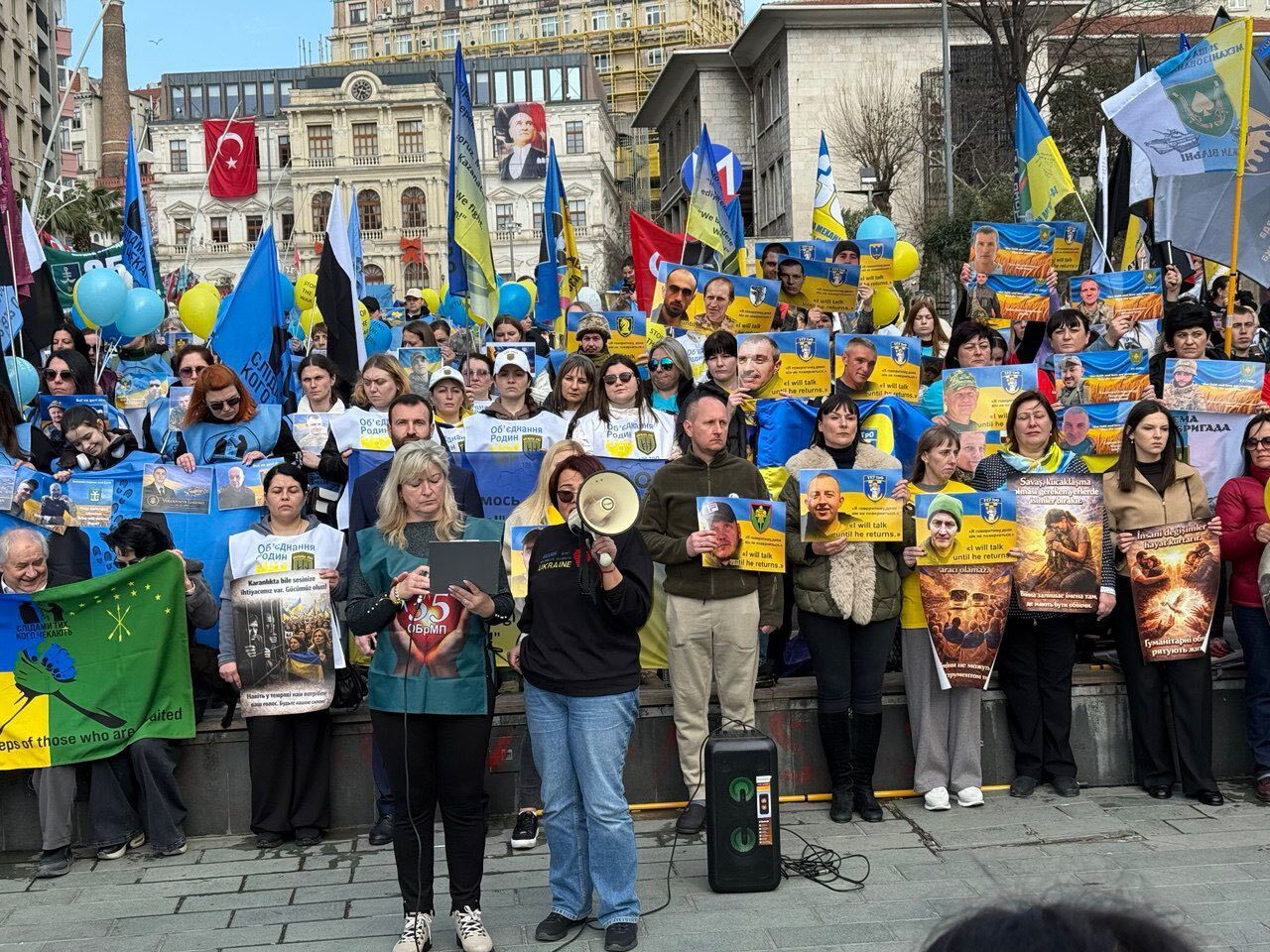 "Російська війна проти України триває": у центрі Стамбула відбувся український мітинг за участі родин військових. Фото