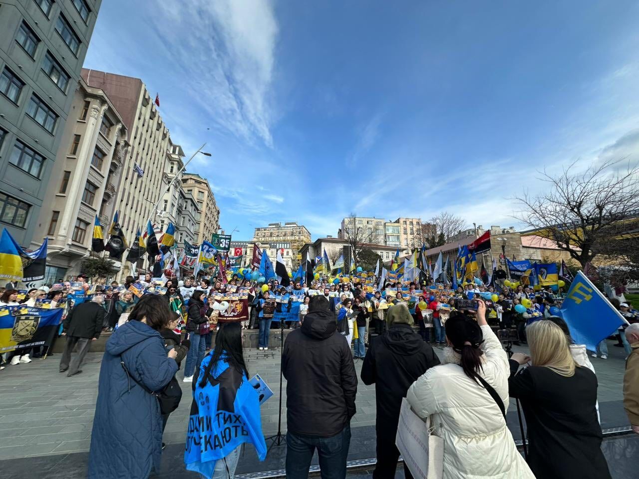 "Російська війна проти України триває": у центрі Стамбула відбувся український мітинг за участі родин військових. Фото