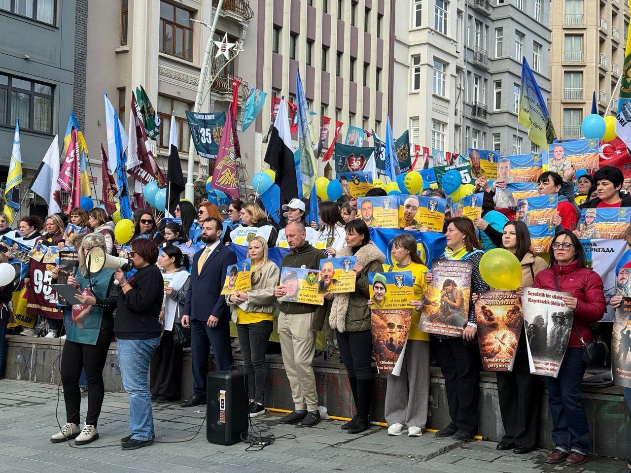 "Російська війна проти України триває": у центрі Стамбула відбувся український мітинг за участі родин військових. Фото