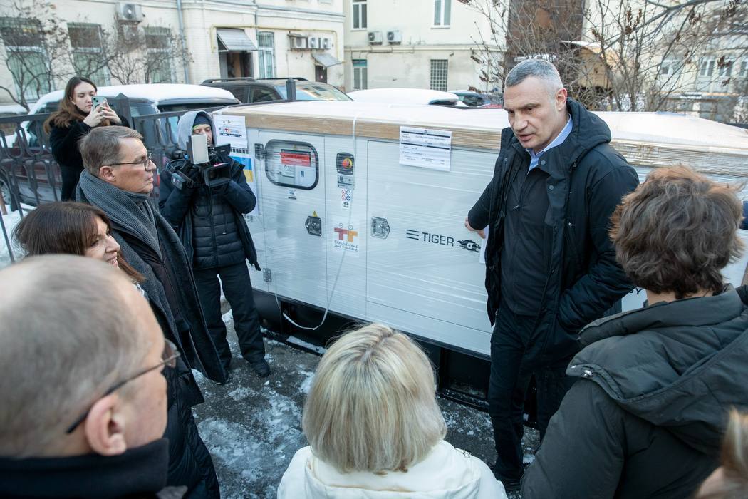 Лицей в центре Киева получил генератор от Парижа: Кличко показал фото