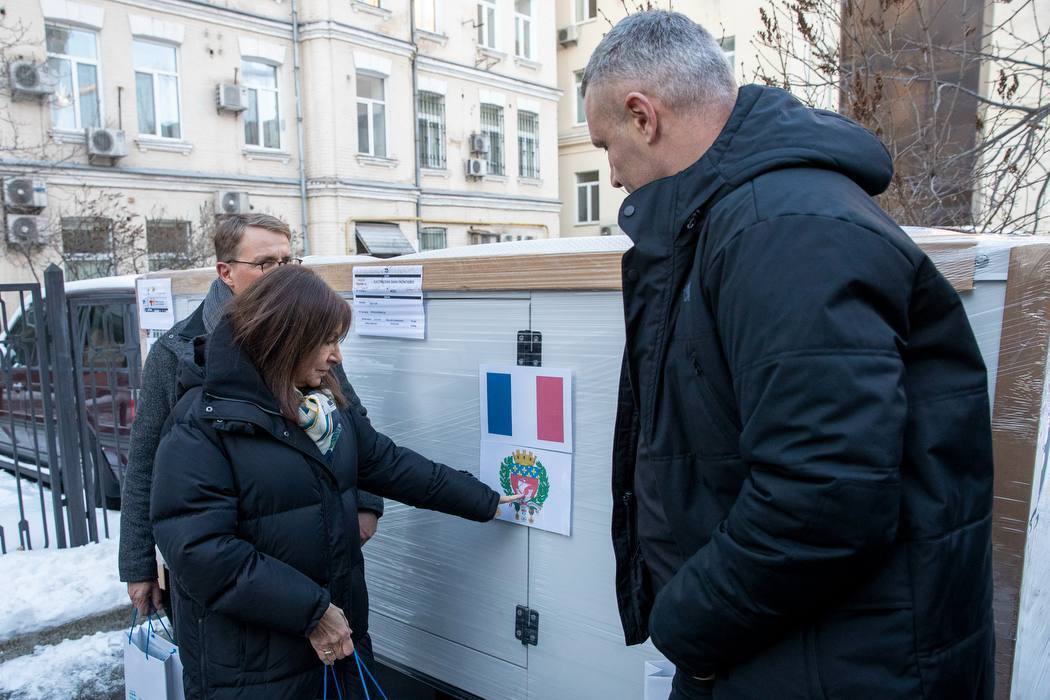 Лицей в центре Киева получил генератор от Парижа: Кличко показал фото