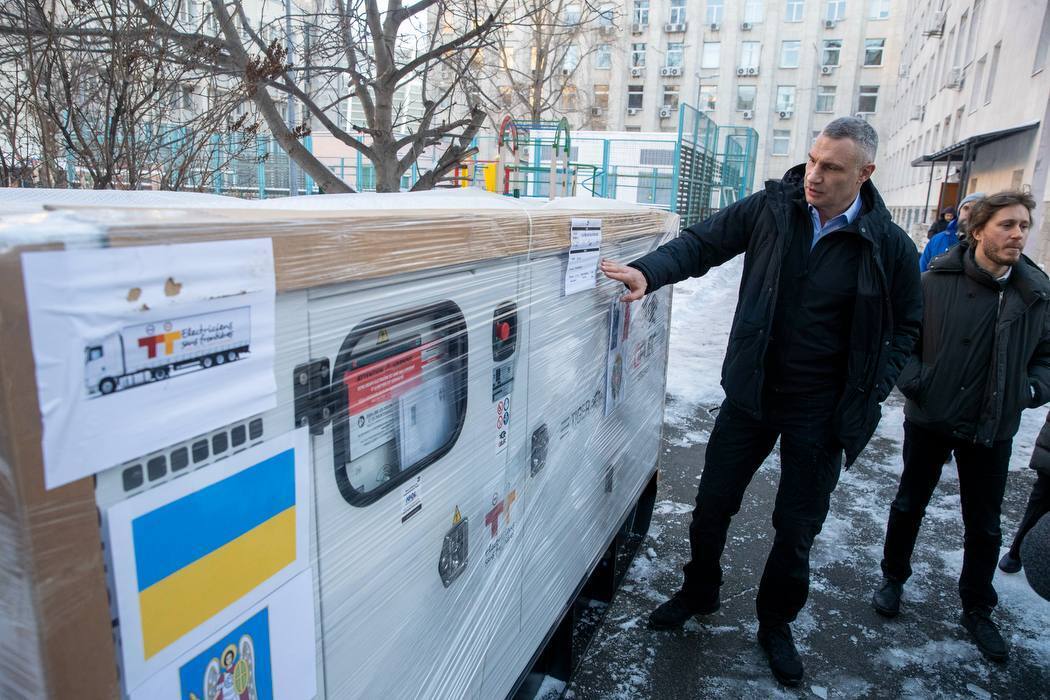 Лицей в центре Киева получил генератор от Парижа: Кличко показал фото