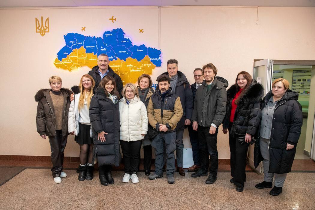 Лицей в центре Киева получил генератор от Парижа: Кличко показал фото