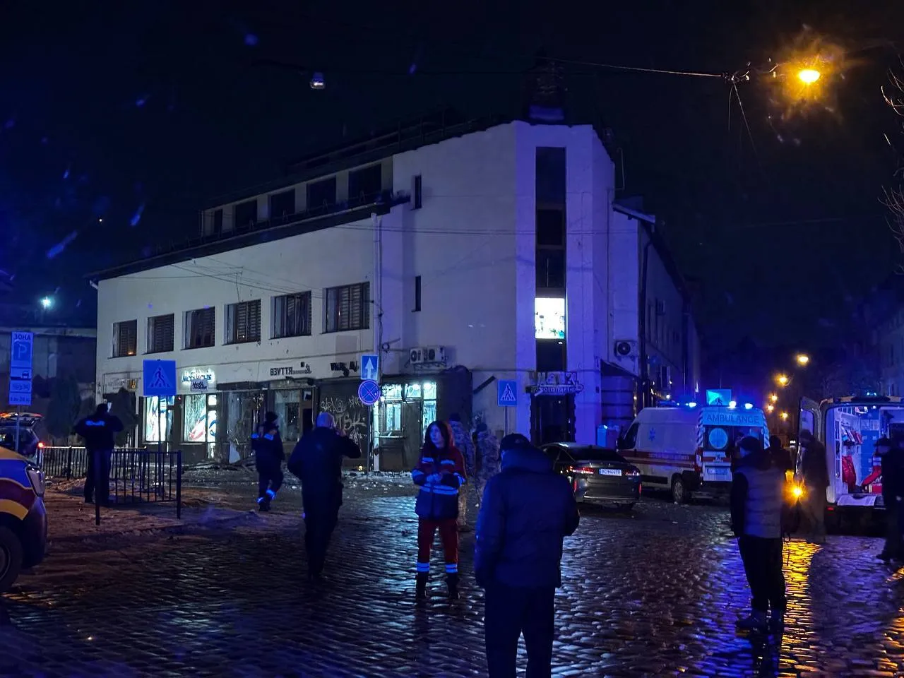 У Львові пролунали потужні вибухи, Садовий заявив про теракт: є загиблі й поранені правоохоронці. Фото і відео