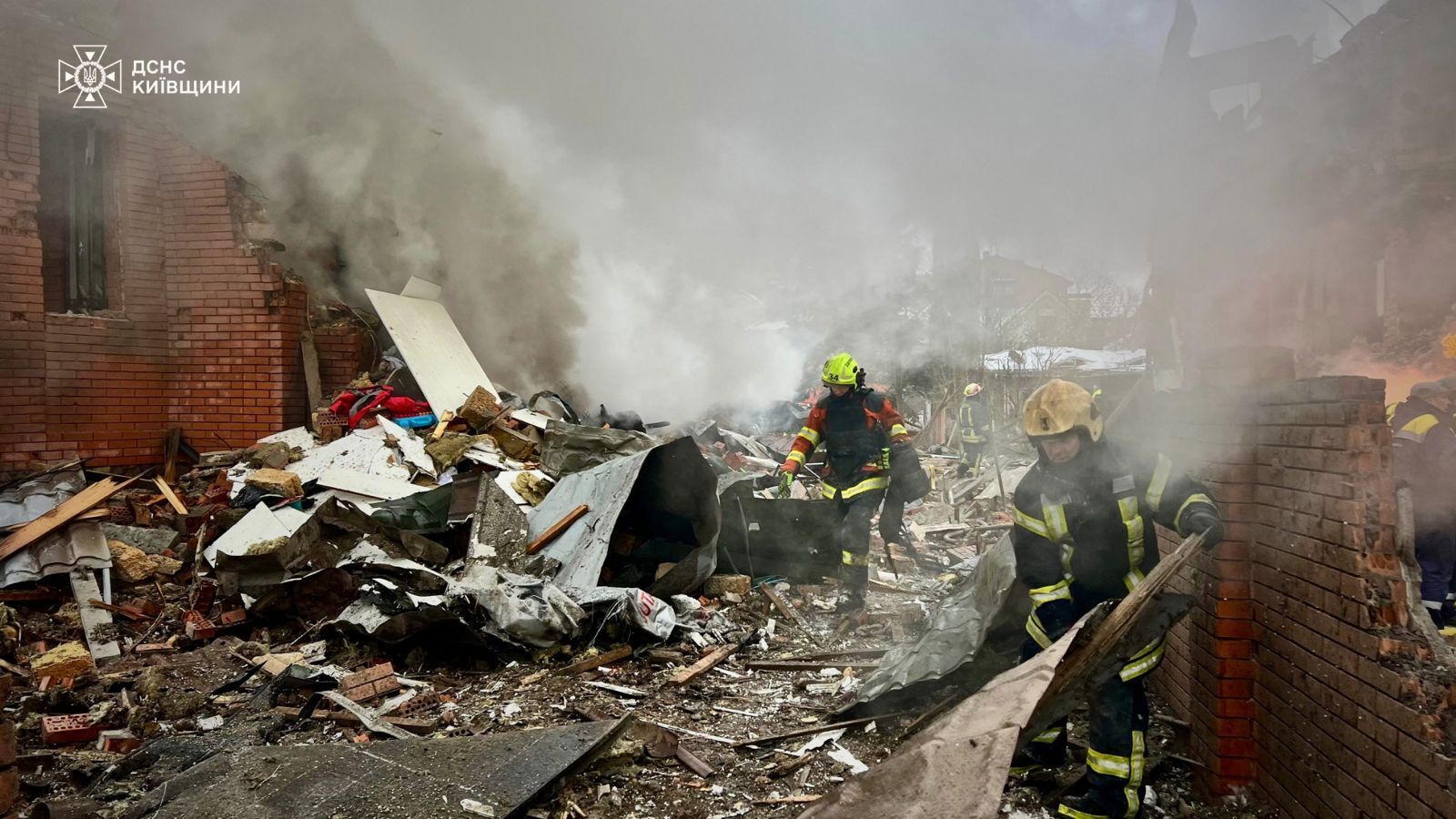 Воронки, разрушения и раненые люди: в ГСЧС показали фото последствий ночных ударов РФ по Киевской области