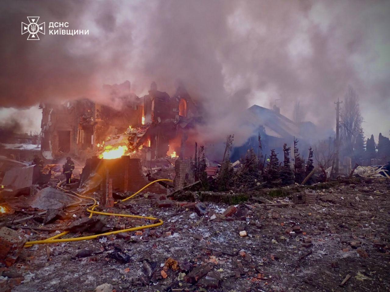 Воронки, разрушения и раненые люди: в ГСЧС показали фото последствий ночных ударов РФ по Киевской области