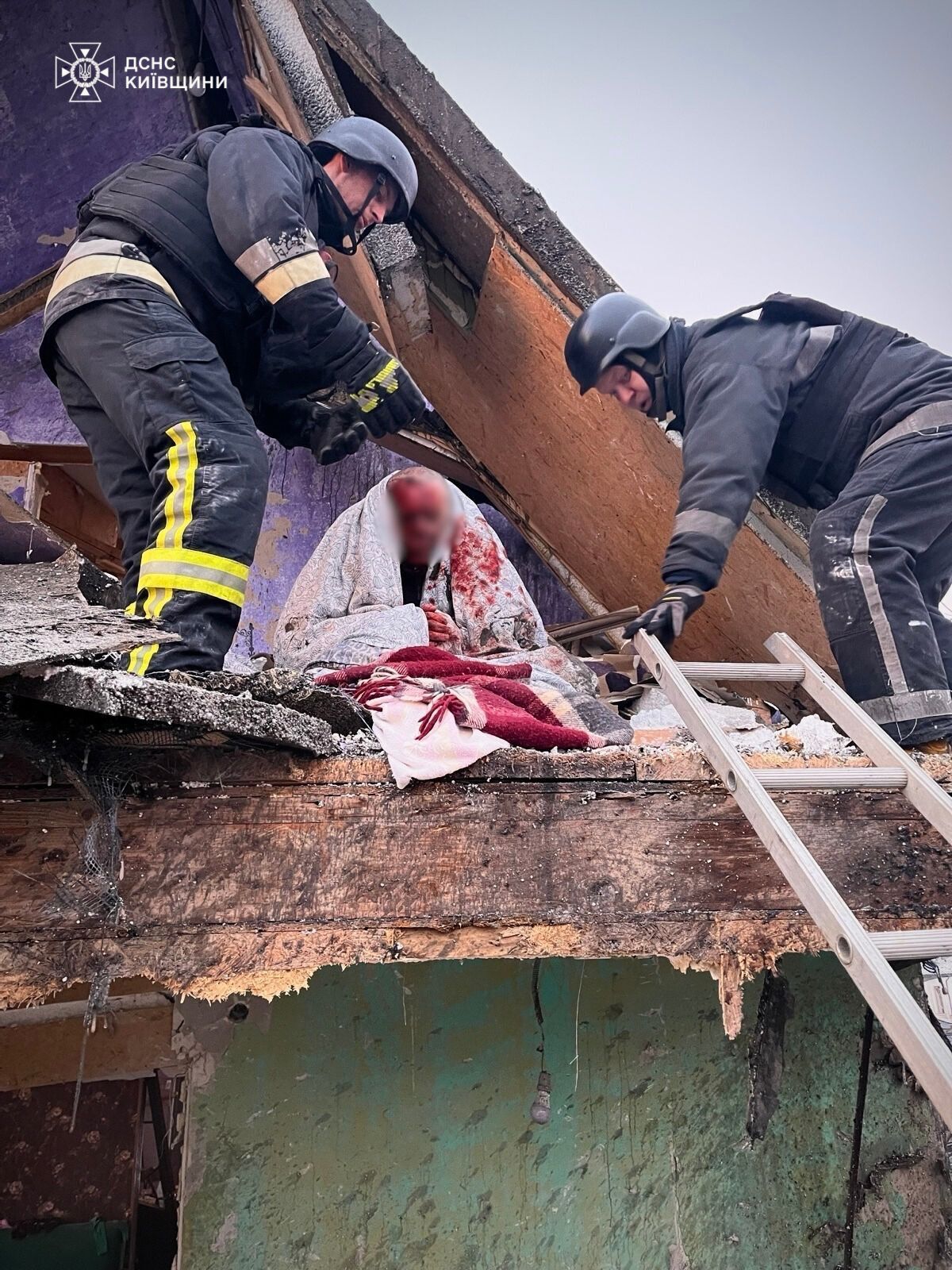 Воронки, разрушения и раненые люди: в ГСЧС показали фото последствий ночных ударов РФ по Киевской области