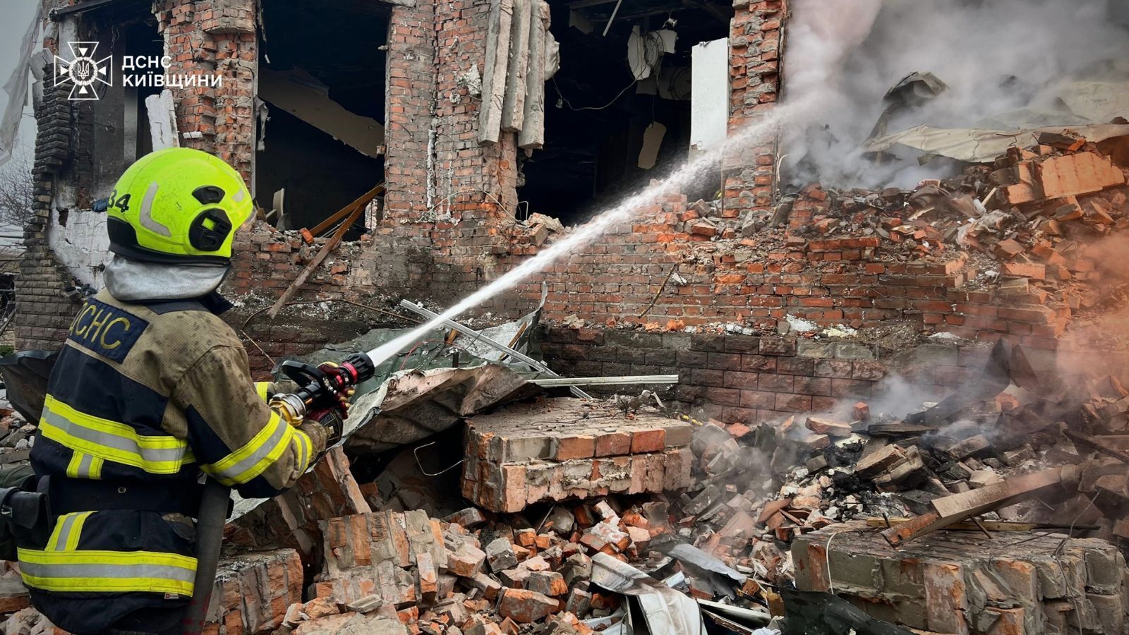 Воронки, разрушения и раненые люди: в ГСЧС показали фото последствий ночных ударов РФ по Киевской области
