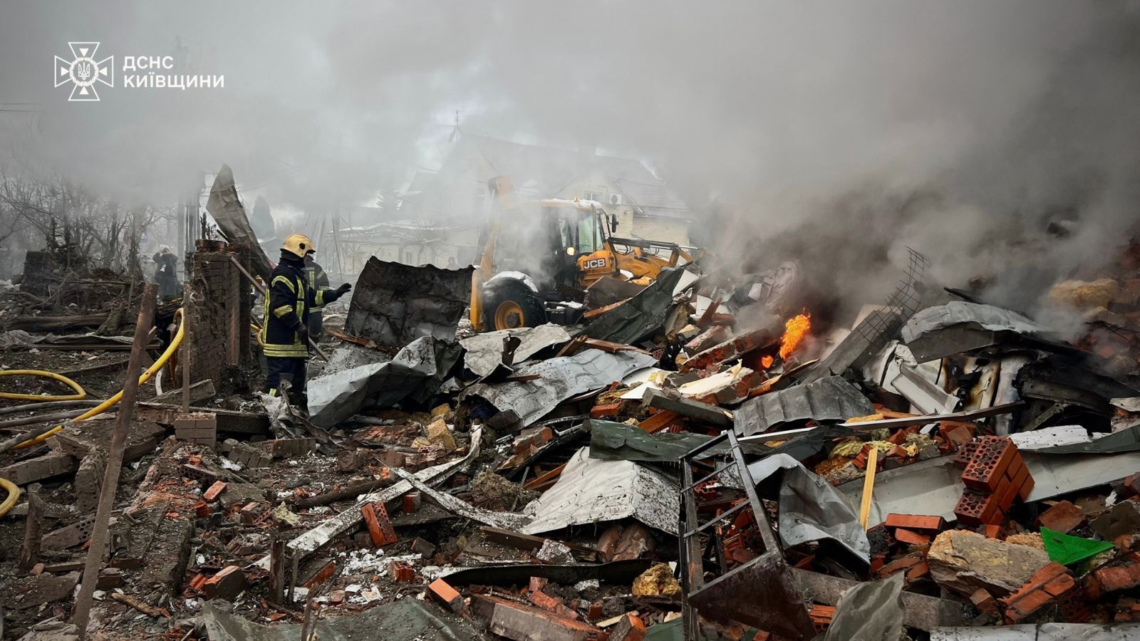 Воронки, разрушения и раненые люди: в ГСЧС показали фото последствий ночных ударов РФ по Киевской области