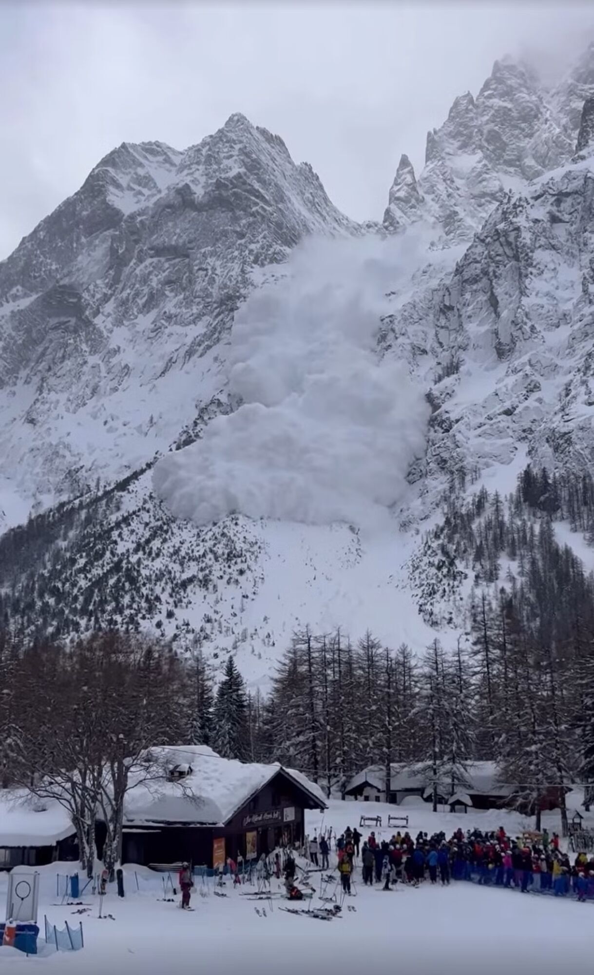 В італійських Альпах лавина накрила лижників, які за нею спостерігали: є загиблі і постраждалі. Відео