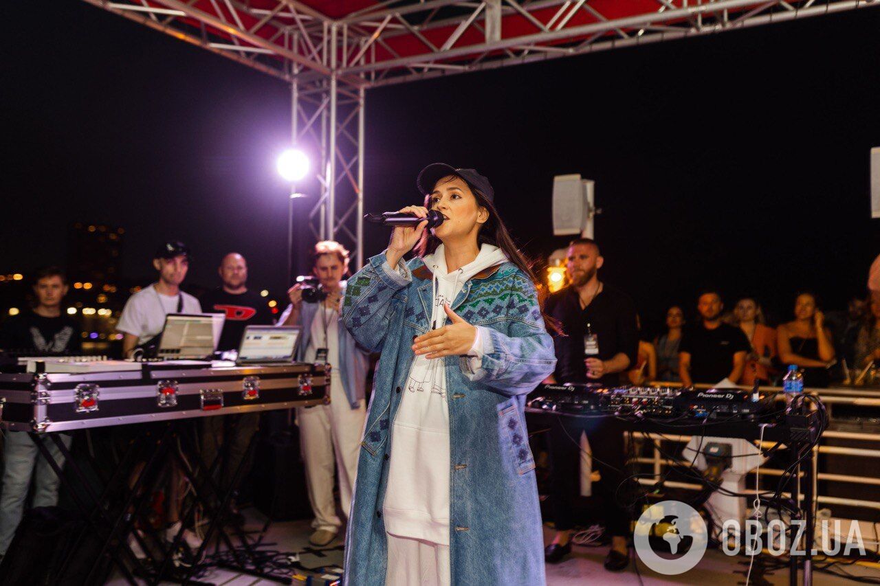 "Коли співали "У нас на районі", журі розверталося". Всюдисвоя – про закулісся "Х-Фактора" і "Голосу країни", приниження Серьоги та тугу за Україною